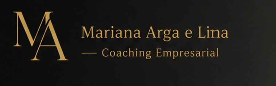 Ampliação do logótipo desenhado pelo modelo: um monograma MA em serifa dourada, com o texto 'Mariana Arga e Lina, Coaching Empresarial'. O apelido está escrito Lina em vez de Lima.
